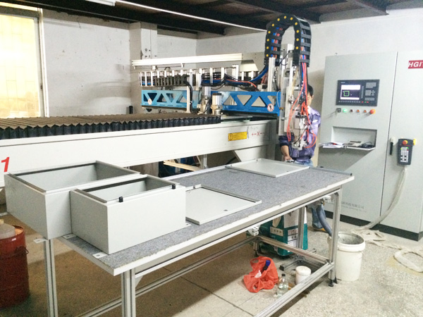 南域電箱設備-打膠邊機